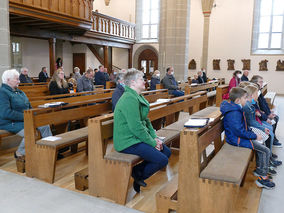 Vorstellung der Kommunionkinder in St. Crescentius (Foto: Karl-Franz Thiede)